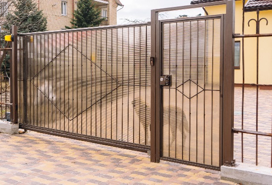 Купить ворота из профлиста с элементами ковки, с металлическими столбами в рамке или под дерево в Каменске-Уральском от 153690 руб